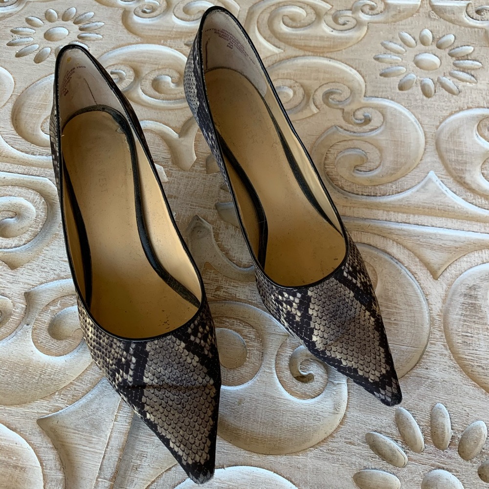 🟡 2/$12. Nine West snake print heels